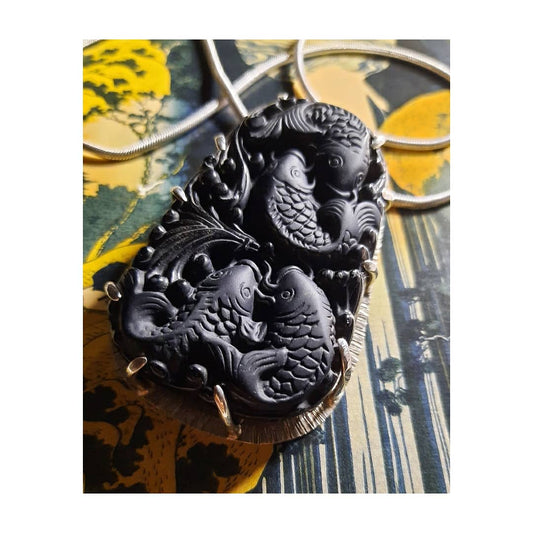 Peces koi en obsidiana