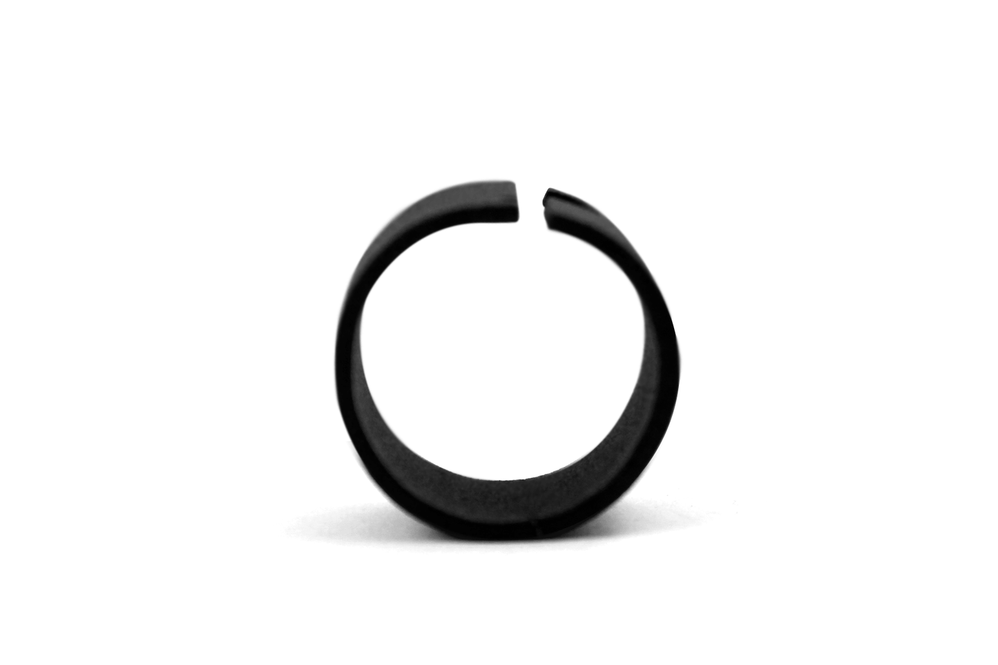 Argolla "o" Space Negro Mate Texturizado