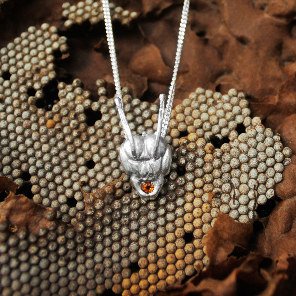 Melipona cabeza con topacio