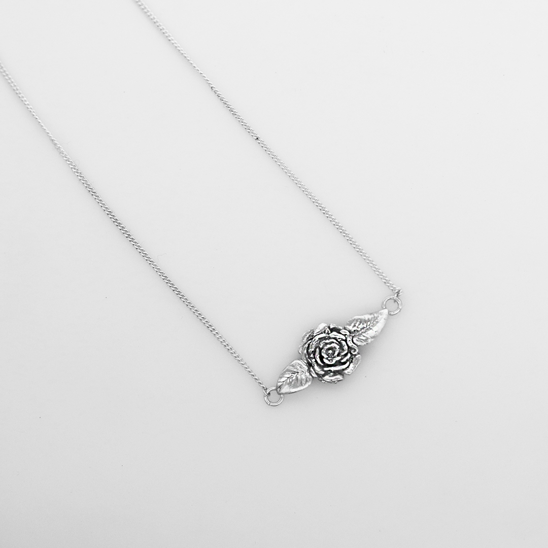 Collar Rosa con Hojas.