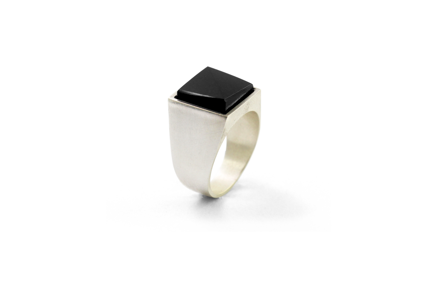 Kathia Anillo Black Solid colaboración con Taller de Obsidiana