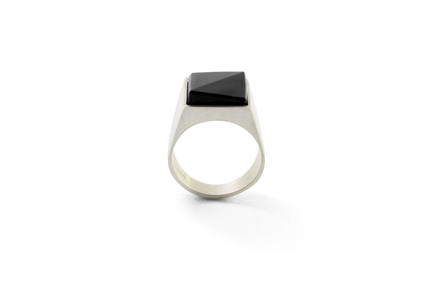 Kathia Anillo Black Solid colaboración con Taller de Obsidiana