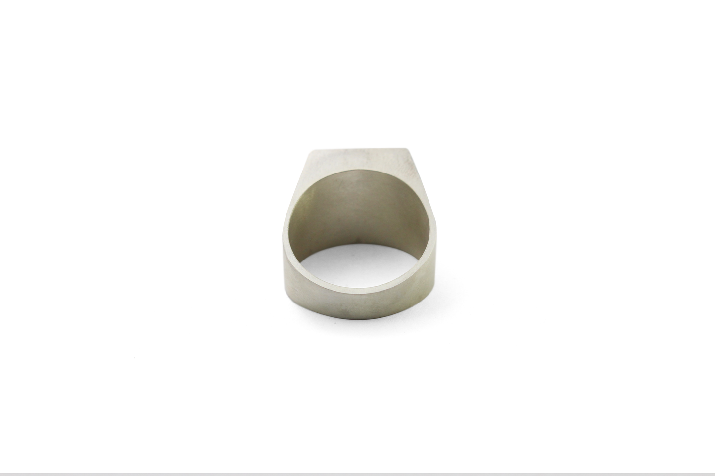 Kathia Anillo Black Solid colaboración con Taller de Obsidiana