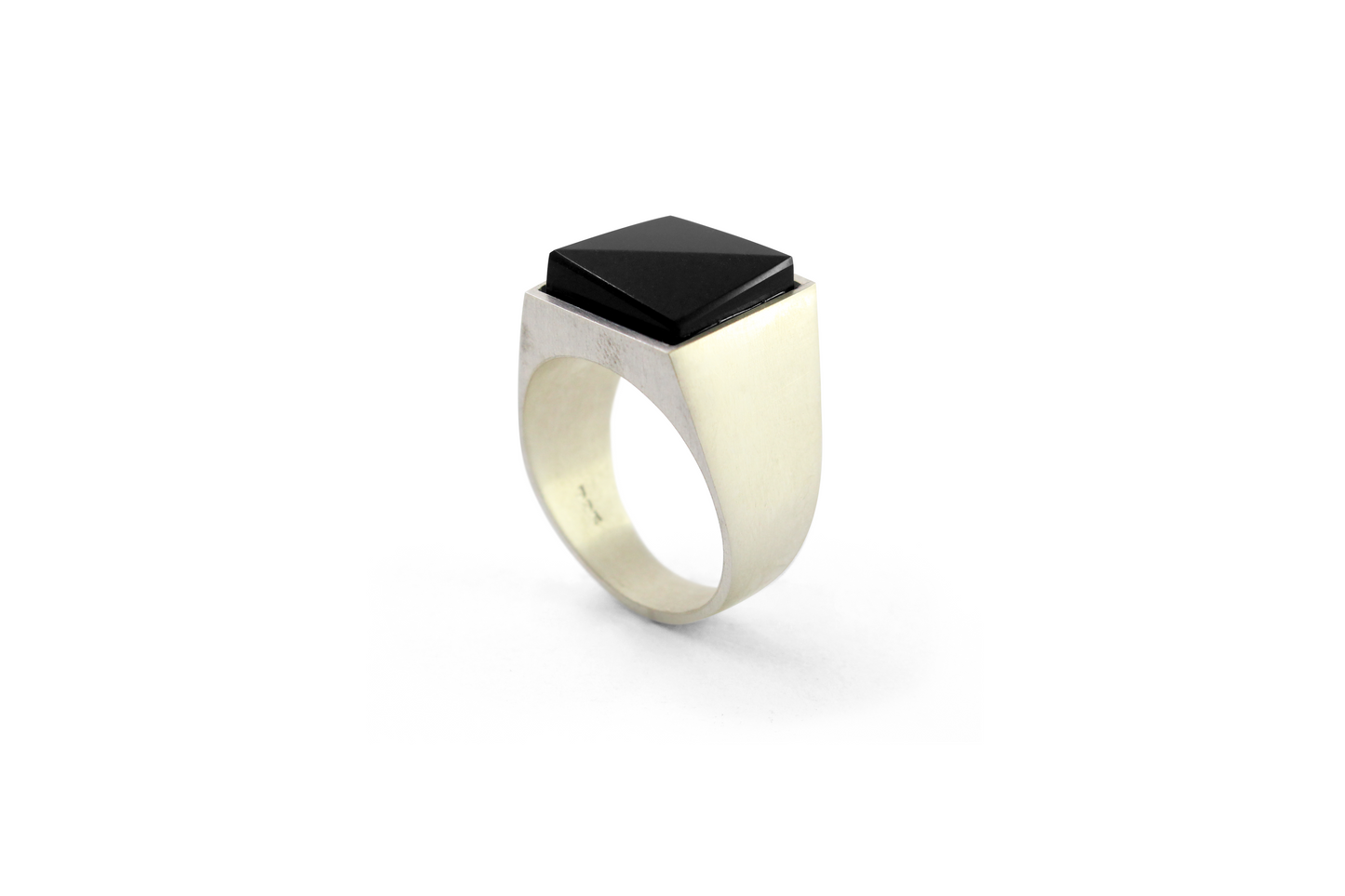 Kathia Anillo Black Solid colaboración con Taller de Obsidiana