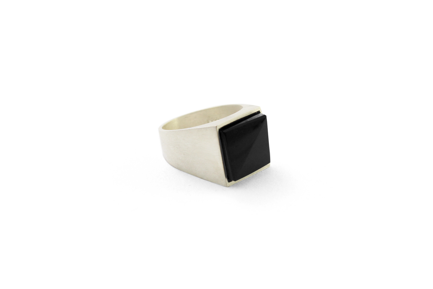 Kathia Anillo Black Solid colaboración con Taller de Obsidiana