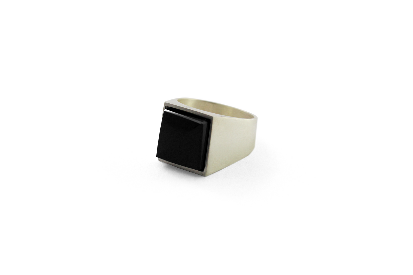 Kathia Anillo Black Solid colaboración con Taller de Obsidiana