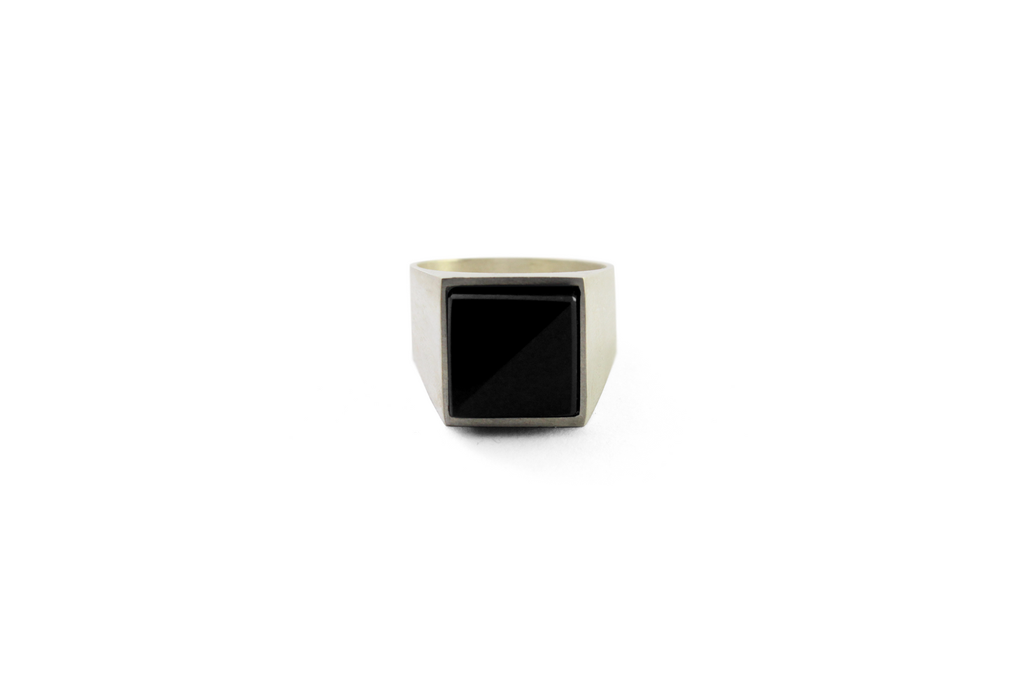 Kathia Anillo Black Solid colaboración con Taller de Obsidiana