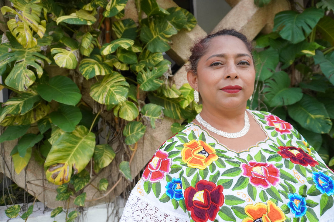 Maestra Amira Ramos, con el terno tipico de Mérida y el diseño familiar del "montado de filigrana"